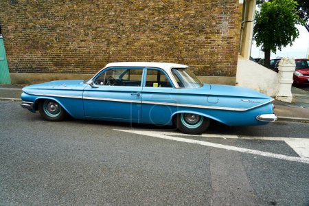 Téléchargez les photos : "Ramsgate, Royaume-Uni - 10 juin 2021 : Une Chevrolet Bel Air 4 portes bleue 1961 à l'arrière" - en image libre de droit