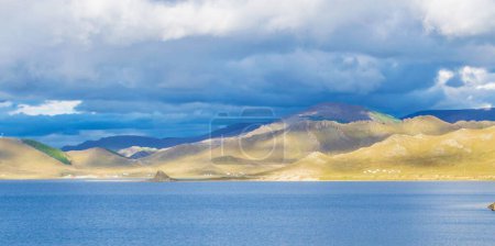 Foto de Paisaje de lago y montañas - Imagen libre de derechos