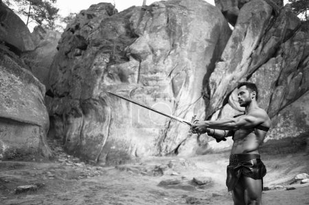 Téléchargez les photos : Jeune guerrier forcé avec une épée - en image libre de droit