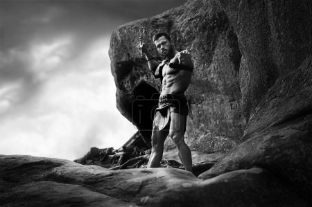 Foto de Joven guerrero en un pico de montaña - Imagen libre de derechos