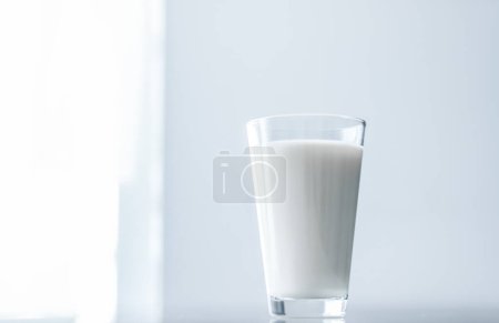 Téléchargez les photos : Journée mondiale du lait, plein verre sur table en marbre - en image libre de droit