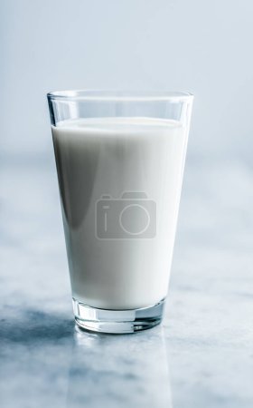 Téléchargez les photos : Journée mondiale du lait, plein verre sur table en marbre - en image libre de droit