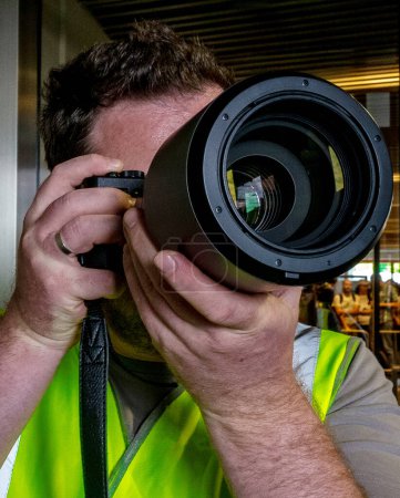 Téléchargez les photos : Photographe au travail avec appareil photo - en image libre de droit