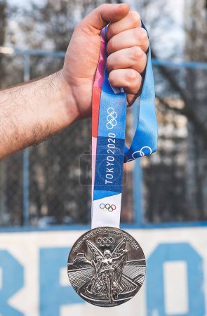Foto de 25 de abril de 2021 Tokio, Japón: Medalla de oro de los XXXII Juegos Olímpicos de Verano 2020 en Tokio. - Imagen libre de derechos