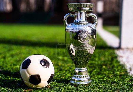 Téléchargez les photos : Championnat d'Europe de football. coupe trophée - en image libre de droit