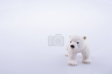 Téléchargez les photos : Petite figurine ours polaire isolée - en image libre de droit