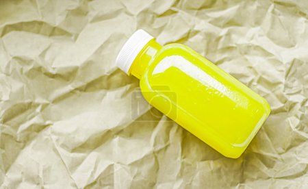 Foto de Zumo fresco de limón o lima en botellas y envases de plástico reciclables respetuosos del medio ambiente, bebidas saludables y productos alimenticios - Imagen libre de derechos