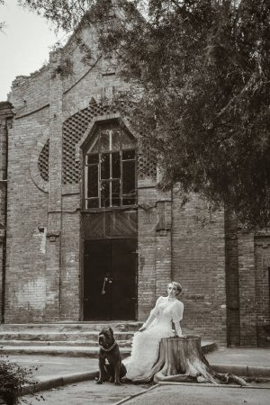 Foto de Chica en un vestido viejo con volantes - Imagen libre de derechos