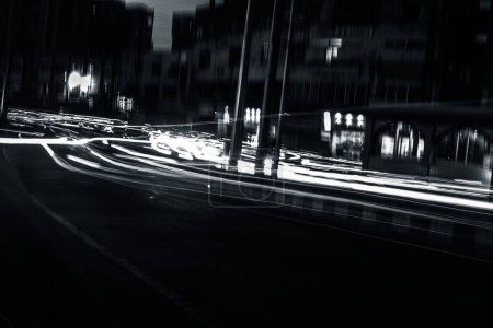 Téléchargez les photos : Sentiers lumineux la nuit - en image libre de droit