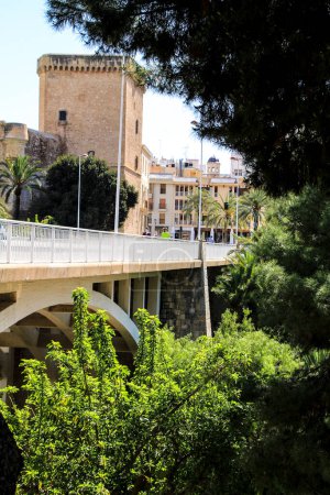 Téléchargez les photos : Palais d'Altamira et pont en Altamira, Espagne - en image libre de droit