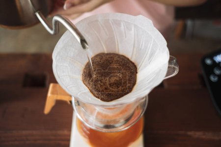 Téléchargez les photos : Barista goutte à goutte de café et style bar à café lent - en image libre de droit