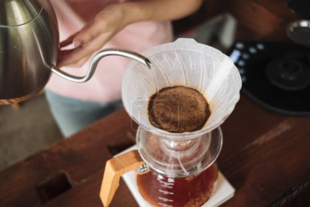 Téléchargez les photos : Barista goutte à goutte de café et style bar à café lent - en image libre de droit