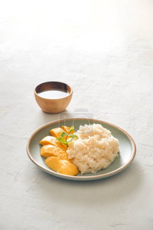 Téléchargez les photos : Dessert tropical de style thaïlandais, riz gluant à la mangue - en image libre de droit