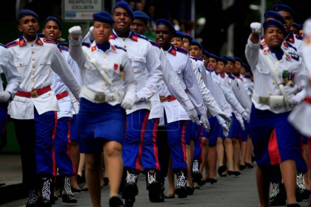 Foto de Salvador, Bahía, Brasil - 7 de septiembre de 2014: Estudiantes de la Escuela de Policía Militar de Bahía son vistos durante el desfile cívico-militar en celebración de la Independencia de Brasil en Salvador. - Imagen libre de derechos