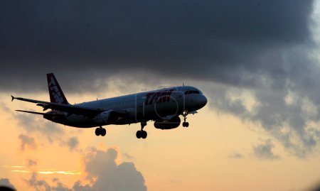 Foto de Airbus A321 de la compañía Tam volando en el cielo - Imagen libre de derechos