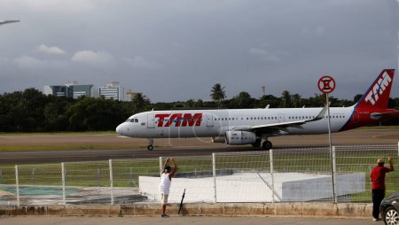 Foto de Airbus A321 de la compañía Tam en el aeropuerto - Imagen libre de derechos