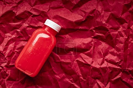 Foto de Fresh berry juice in eco-friendly recyclable plastic bottle and packaging, healthy drink and food product - Imagen libre de derechos