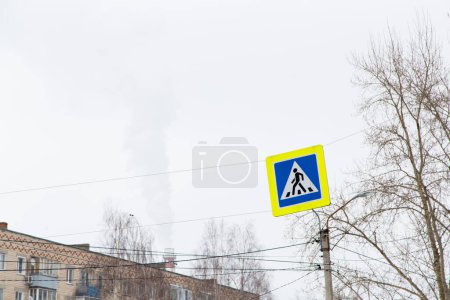 Téléchargez les photos : Un panneau de signalisation piétonne passe au-dessus de la chaussée - en image libre de droit