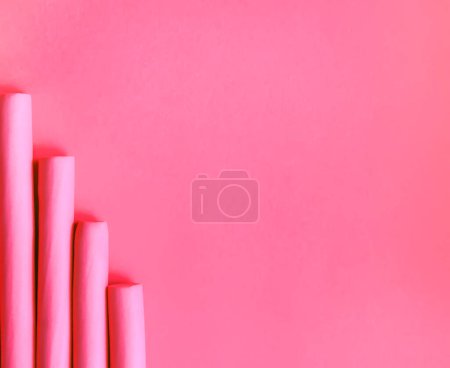 Téléchargez les photos : Boucles en mousse rose sur fond pastel doux. Accessoires pour cheveux - en image libre de droit