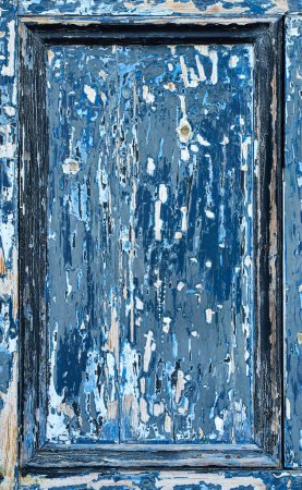 Foto de Panel de la puerta azul con pintura muy desgastada que muestra la madera debajo - Imagen libre de derechos