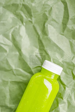 Foto de "Jugo verde fresco en botella y embalaje de plástico reciclable ecológico, bebida saludable y productos alimenticios" - Imagen libre de derechos
