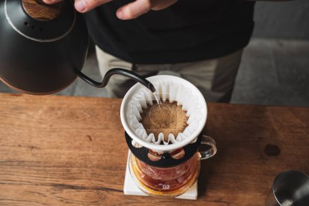 Téléchargez les photos : "barista goutte à goutte de café et style bar à café lent" - en image libre de droit