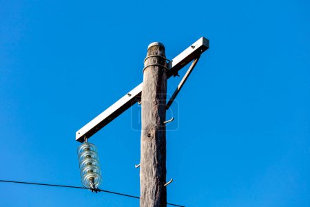 Foto de Fotografía de un poste telefónico de madera y cables - Imagen libre de derechos