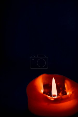Foto de Red holiday candle on dark background, luxury branding design and decoration for Christmas, New Years Eve and Valentines Day - Imagen libre de derechos
