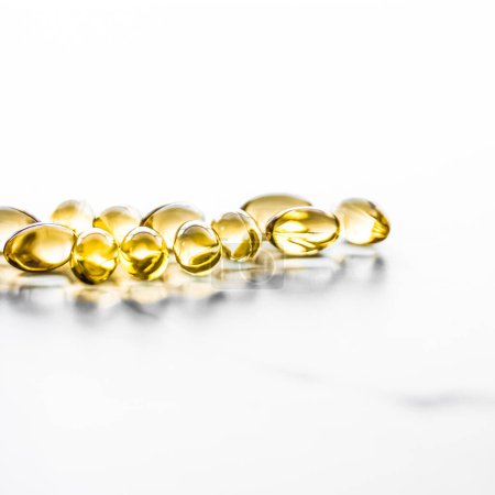 Téléchargez les photos : Vitamine D et d'or Oméga 3 pilules pour une alimentation saine, capsules de suppléments alimentaires à l'huile de poisson, les soins de santé et la médecine comme fond de la pharmacie - en image libre de droit