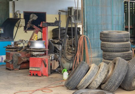 Foto de Cambio de neumáticos en el servicio de automóviles - Imagen libre de derechos