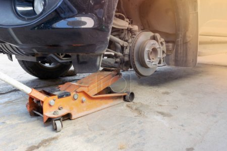 Foto de Servicio de reemplazo de neumáticos, mantenimiento de automóviles - Imagen libre de derechos