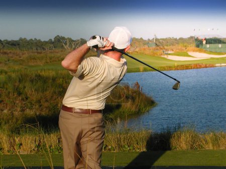 Téléchargez les photos : Homme golfeur sur un terrain de golf - en image libre de droit