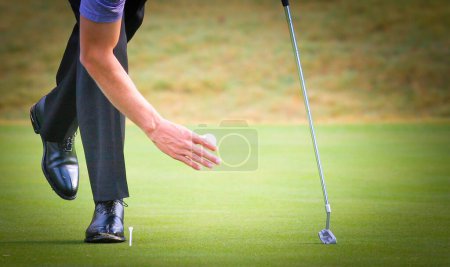 Téléchargez les photos : Homme golfeur sur un terrain de golf - en image libre de droit