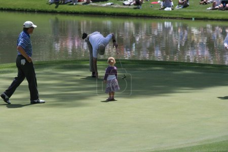 Téléchargez les photos : Famille jouant au golf sur le terrain - en image libre de droit