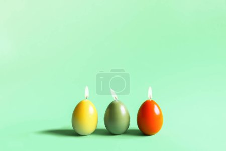 Téléchargez les photos : "Décor traditionnel de Pâques. Bougies à la paraffine allumées dans le" - en image libre de droit