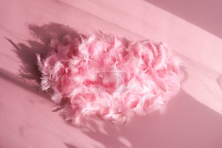 Foto de "Composición de Pascua con decoración tradicional de plumas rosadas." - Imagen libre de derechos