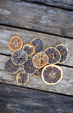 Foto de Los trozos secos de naranja en las tablas de madera. - Imagen libre de derechos
