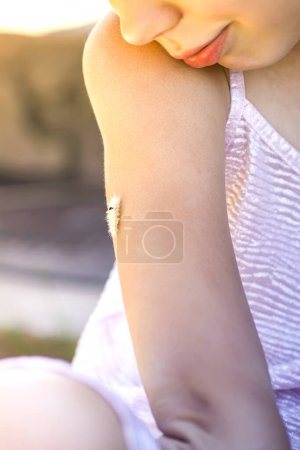 Foto de Calliteara pudibunda hairy fluffy caterpillar on child's hand - Imagen libre de derechos