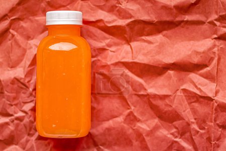 Foto de "Fresh grapefruit juice in eco-friendly recyclable plastic bottle and packaging, healthy drink and food product" - Imagen libre de derechos