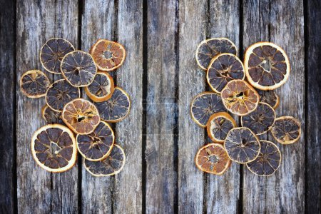 Téléchargez les photos : "Tranches d'orange séchées sur des planches de bois." - en image libre de droit