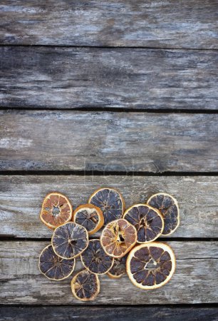 Foto de "Los trozos secos de naranja en las tablas de madera." - Imagen libre de derechos