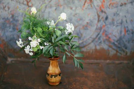 Téléchargez les photos : "Bouquet aux feuilles vertes et roses blanches" - en image libre de droit