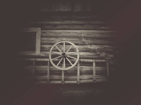 Téléchargez les photos : Vieille roue en bois vintage photo - en image libre de droit