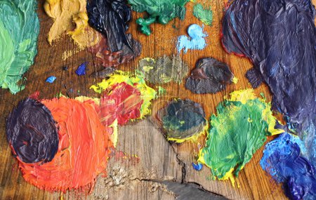 Téléchargez les photos : "Mélange de peintures à l'huile sur palette en bois faite main." - en image libre de droit