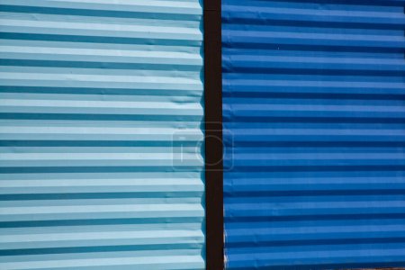 Téléchargez les photos : Porte du conteneur en couleurs bleues - en image libre de droit