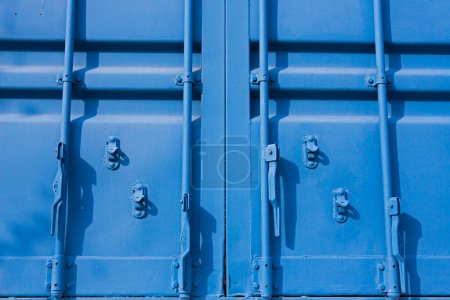 Téléchargez les photos : Porte bleue du conteneur - en image libre de droit
