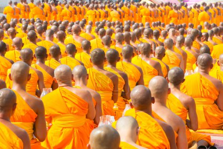 Téléchargez les photos : "Les moines bouddhistes prient Bouddha et bougies à Chiang Rai - en image libre de droit