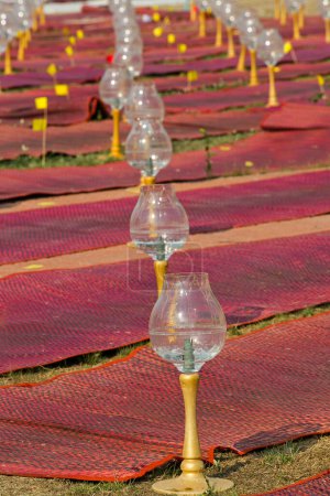 Téléchargez les photos : "Porte-verre pour bougies dans le bouddhisme" - en image libre de droit