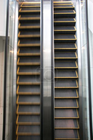 Téléchargez les photos : Escalator dans le centre commercial - en image libre de droit