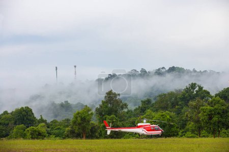Téléchargez les photos : "Un hélicoptère est stationné en cas d'urgence dans un parc national." - en image libre de droit